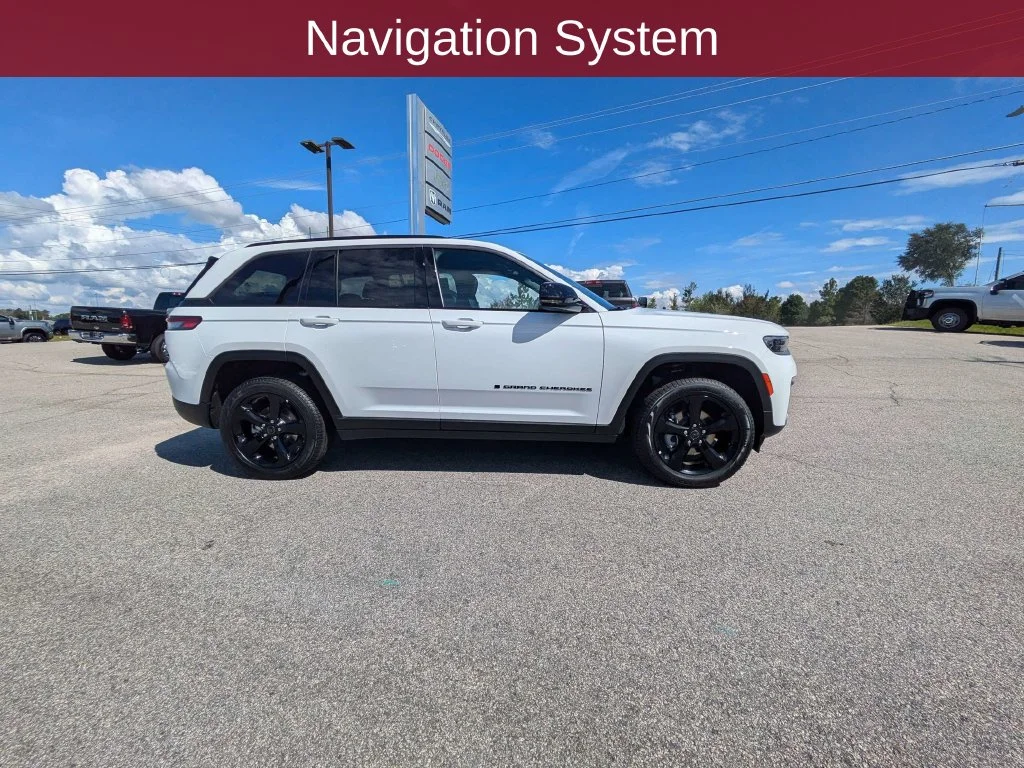 New 2027 Bright White Clear-Coat Paint Jeep Limited image 5