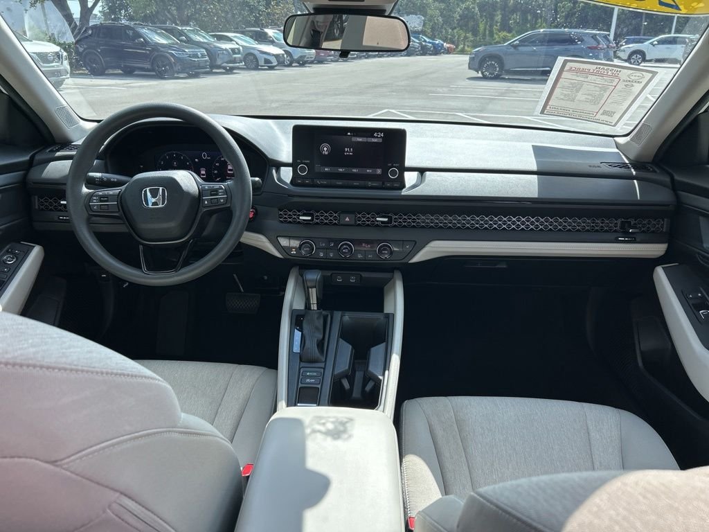 Used 2025  Honda SE image 10
