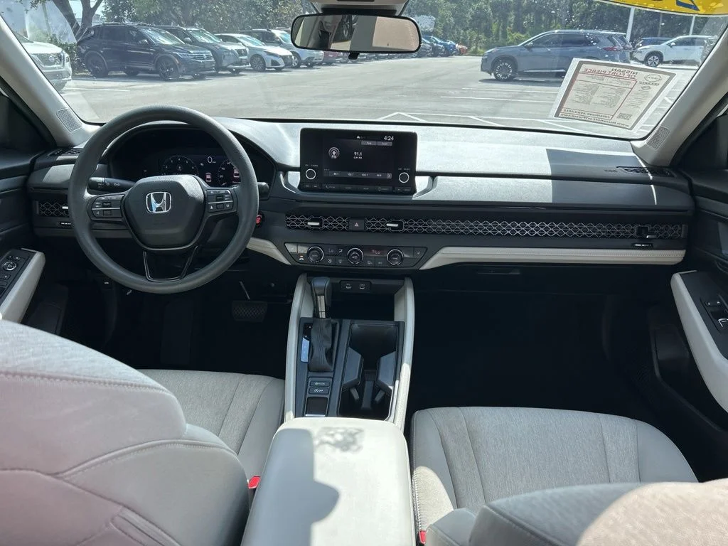 Used 2025 Platinum White Pearl Honda SE image 10