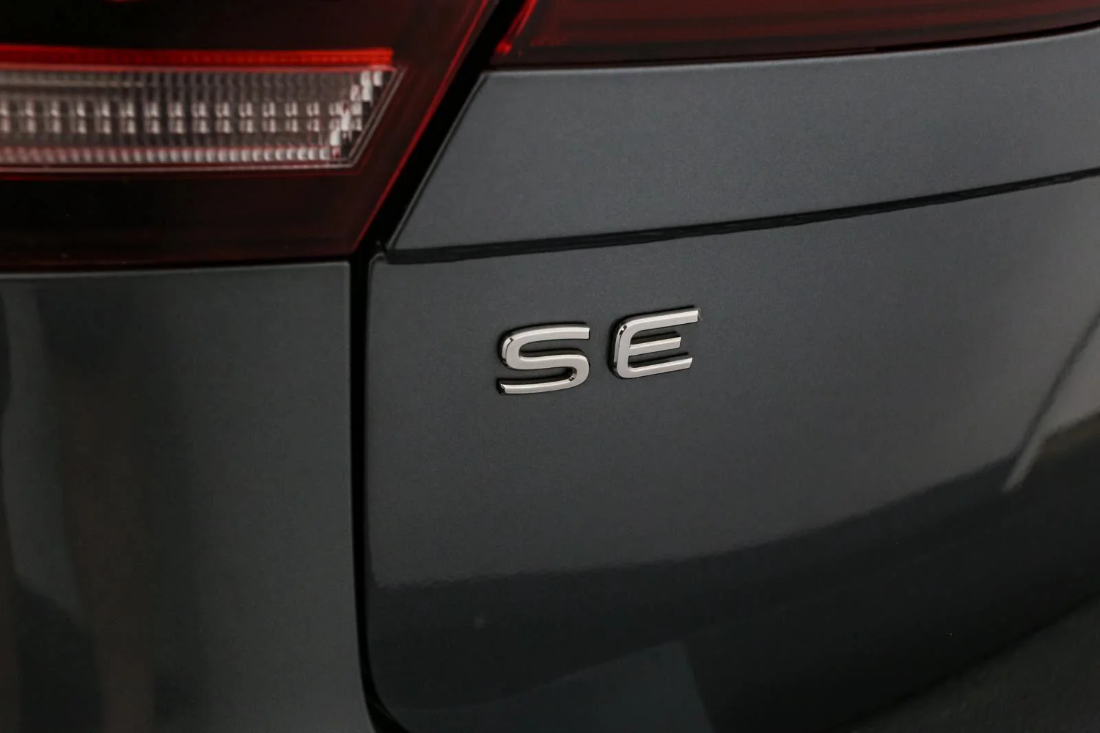 Used 2022 Platinum Gray Metallic Volkswagen SE image 11