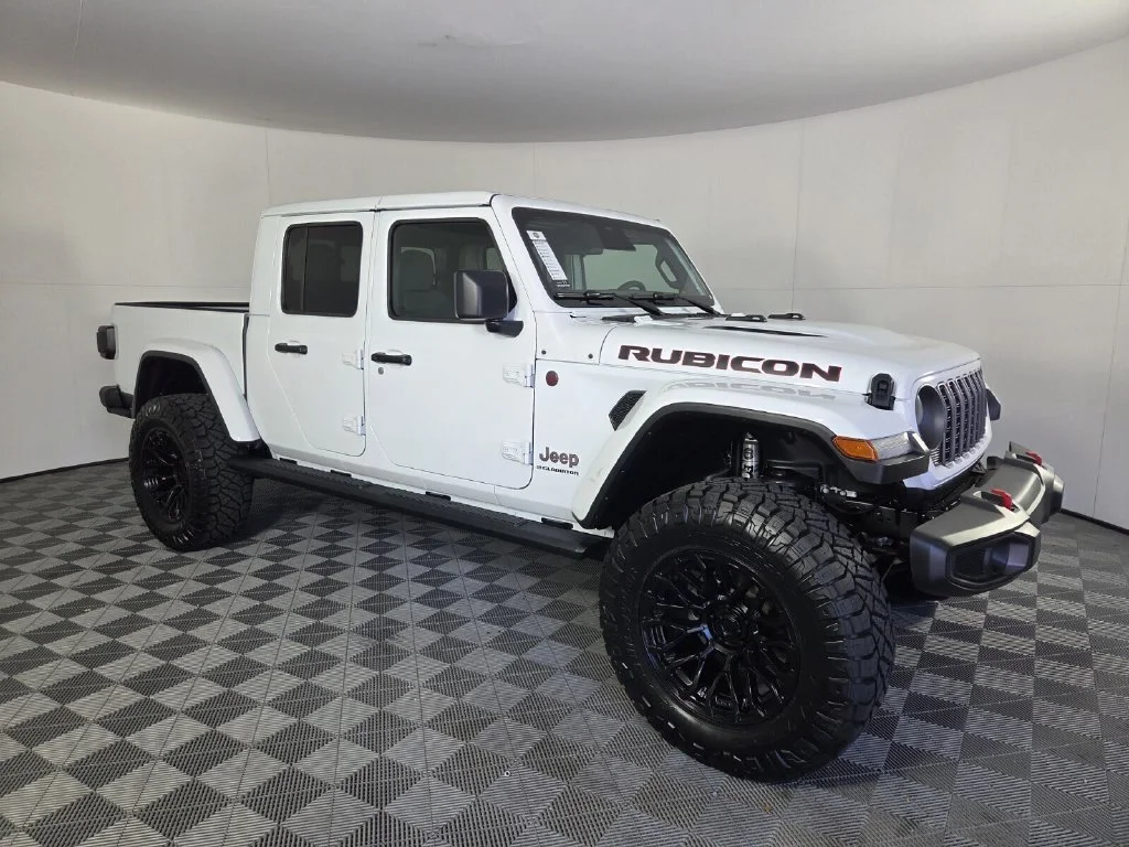 New 2026 Bright White Clear-Coat Exterior Paint Jeep Rubicon image 2