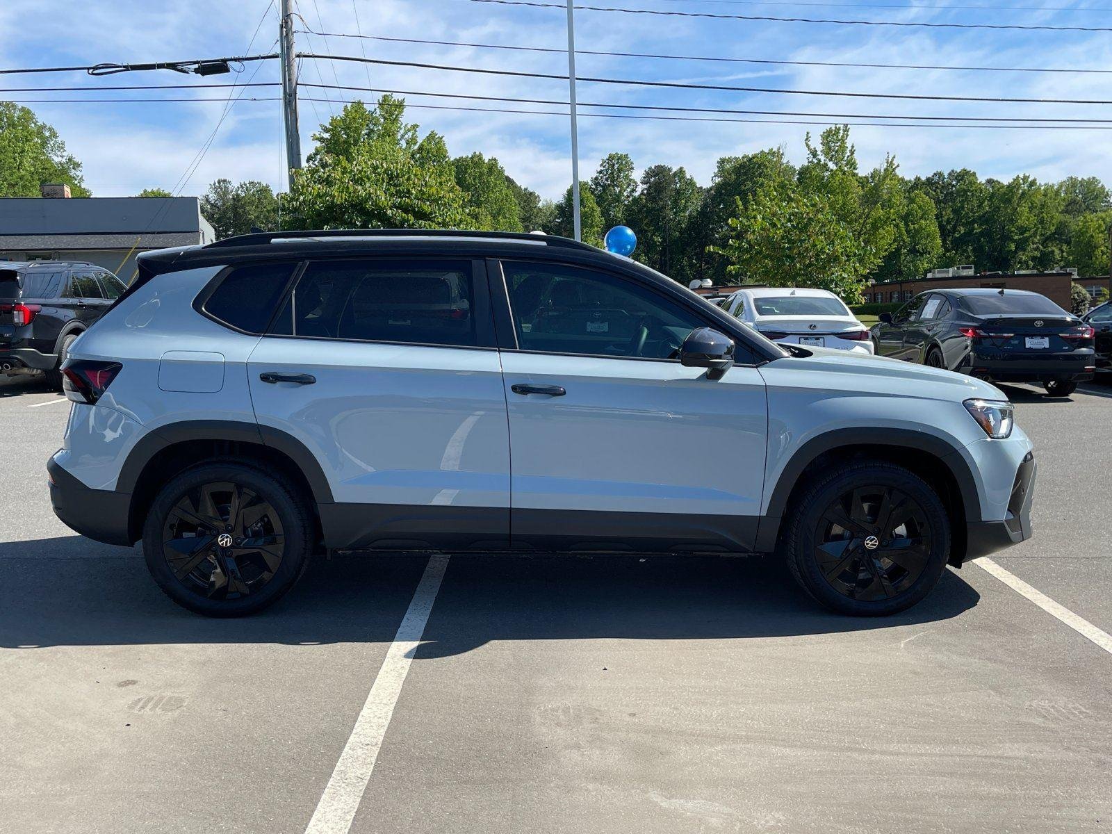 New 2026 Monument Gray w/Deep Black Roof Volkswagen SE Black image 6