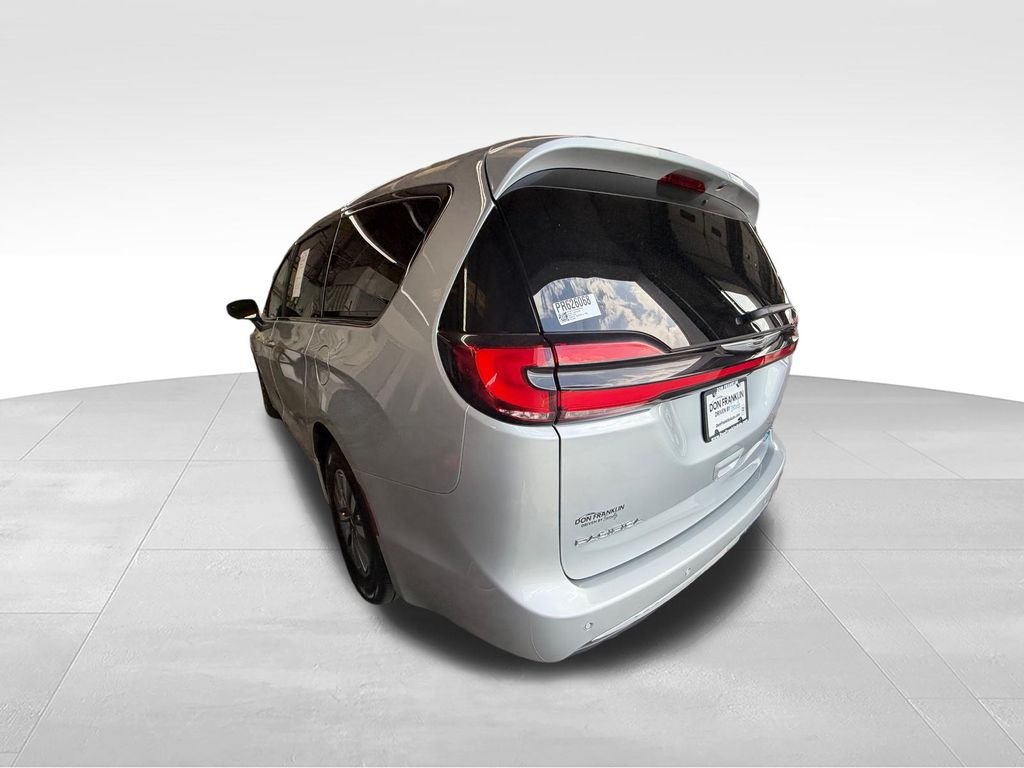 Used 2023 Silver Mist Clearcoat Chrysler Touring L image 3
