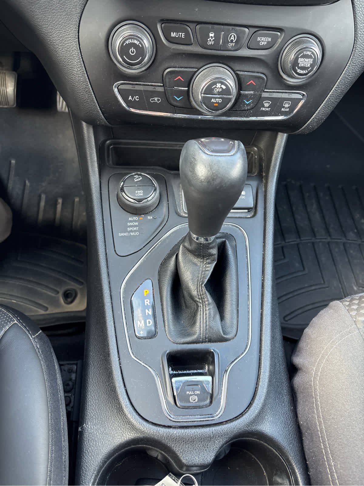 Used 2021 Granite Crystal Metallic Clearcoat Jeep Latitude Lux image 13