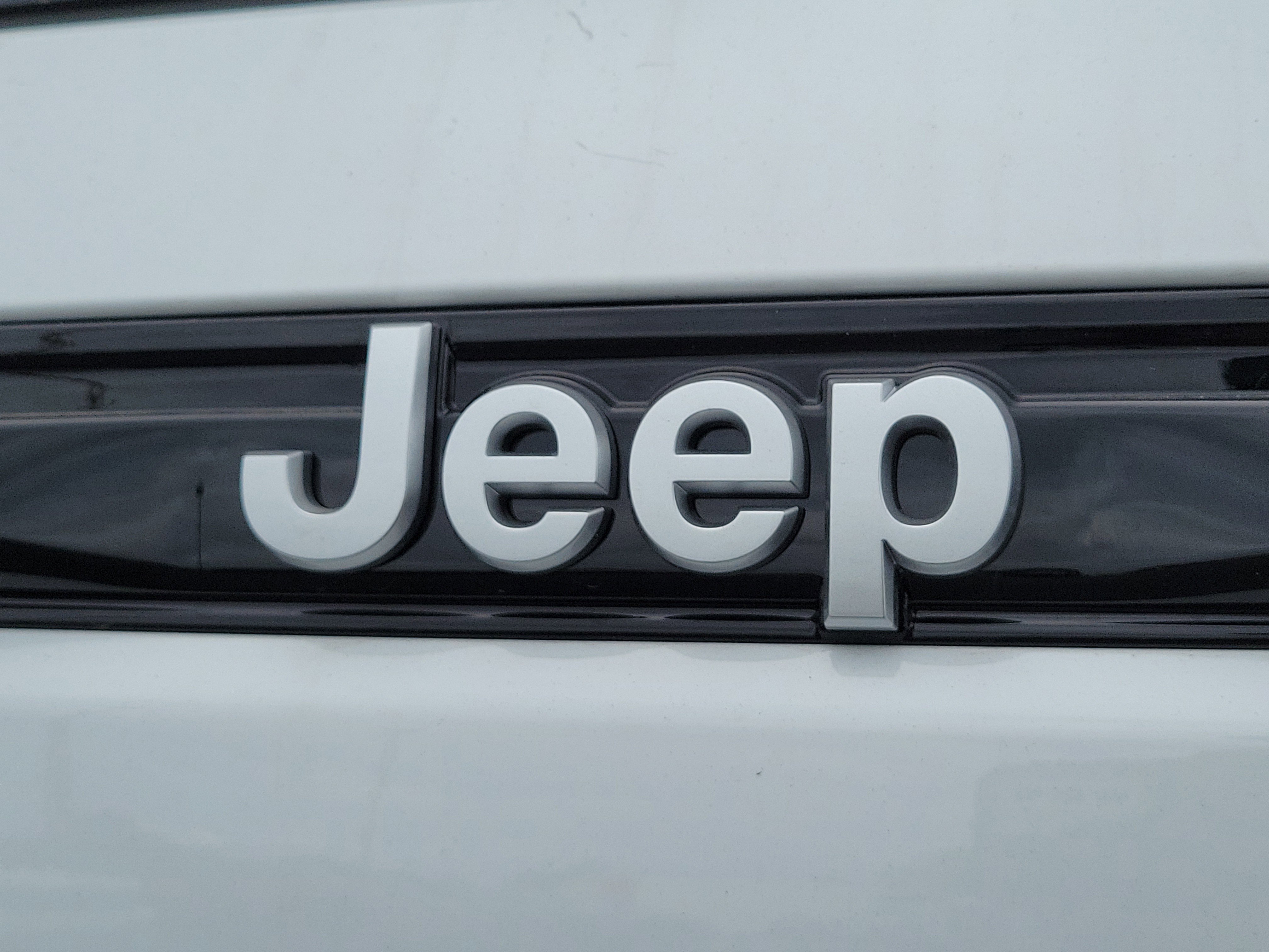 New 2026 Bright White Clear-Coat Exterior Paint Jeep Limited image 7