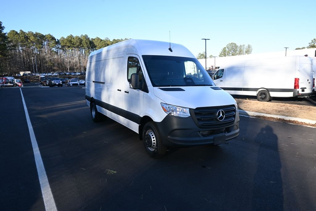 Used 2026 Arctic White Mercedes-Benz Cargo 170 WB image 22