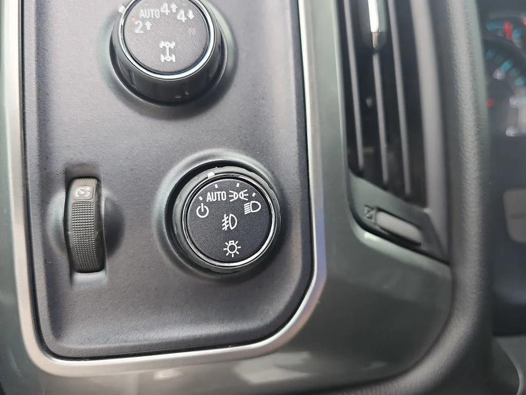 Used 2018 SILVER ICE METALLIC Chevrolet LT image 29