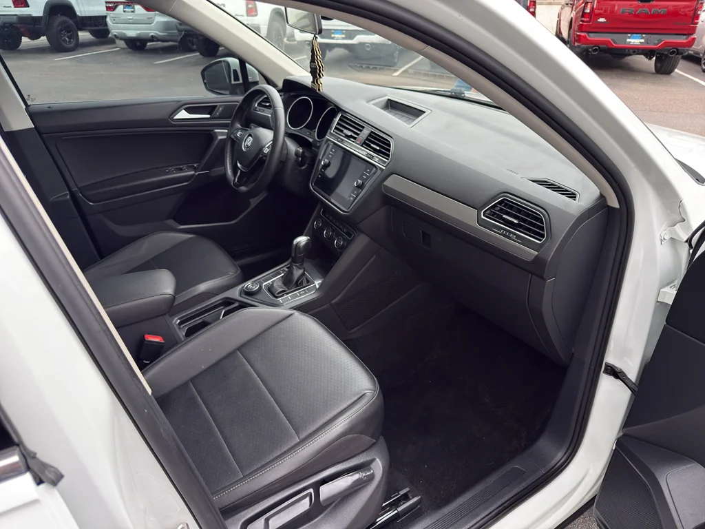 Used 2020 White Volkswagen SE image 10