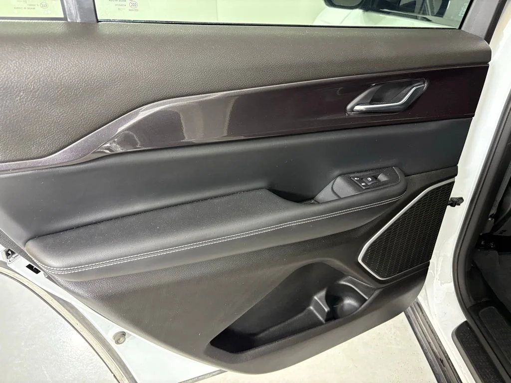 Used 2022 White Jeep Laredo image 35