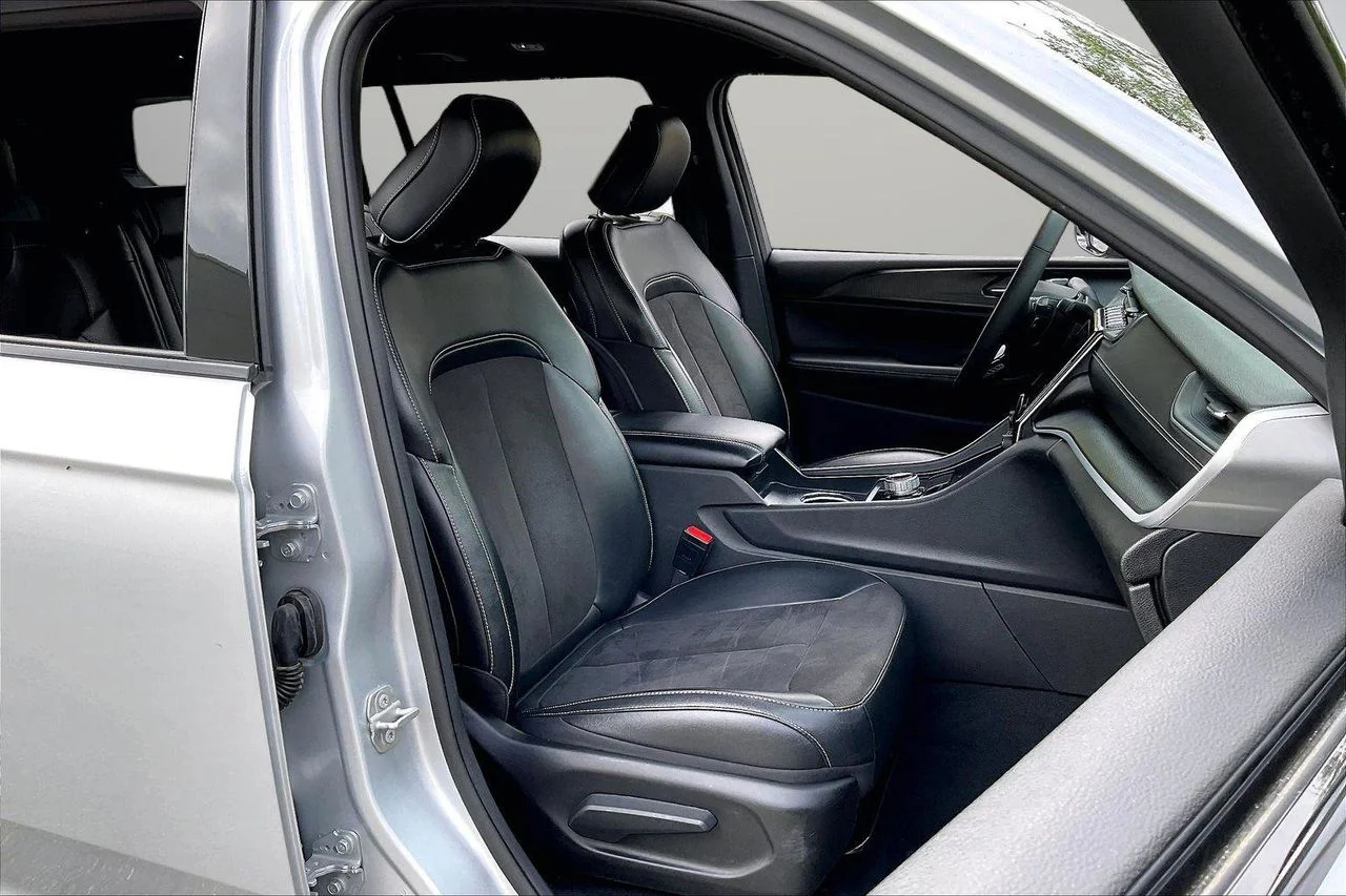 Used 2024 Silver Jeep Altitude image 23