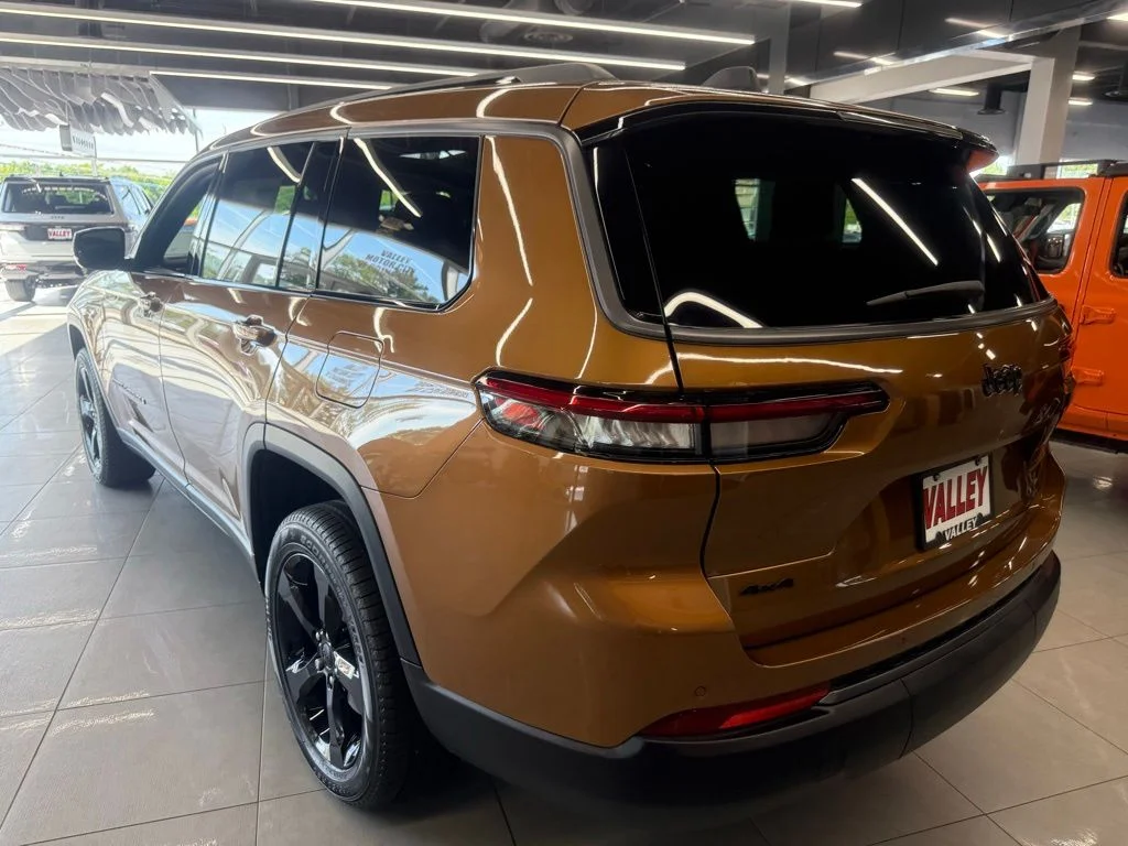 New 2026 Copper Shino Metallic Clear-Coat Exterior Paint Jeep Limited image 5