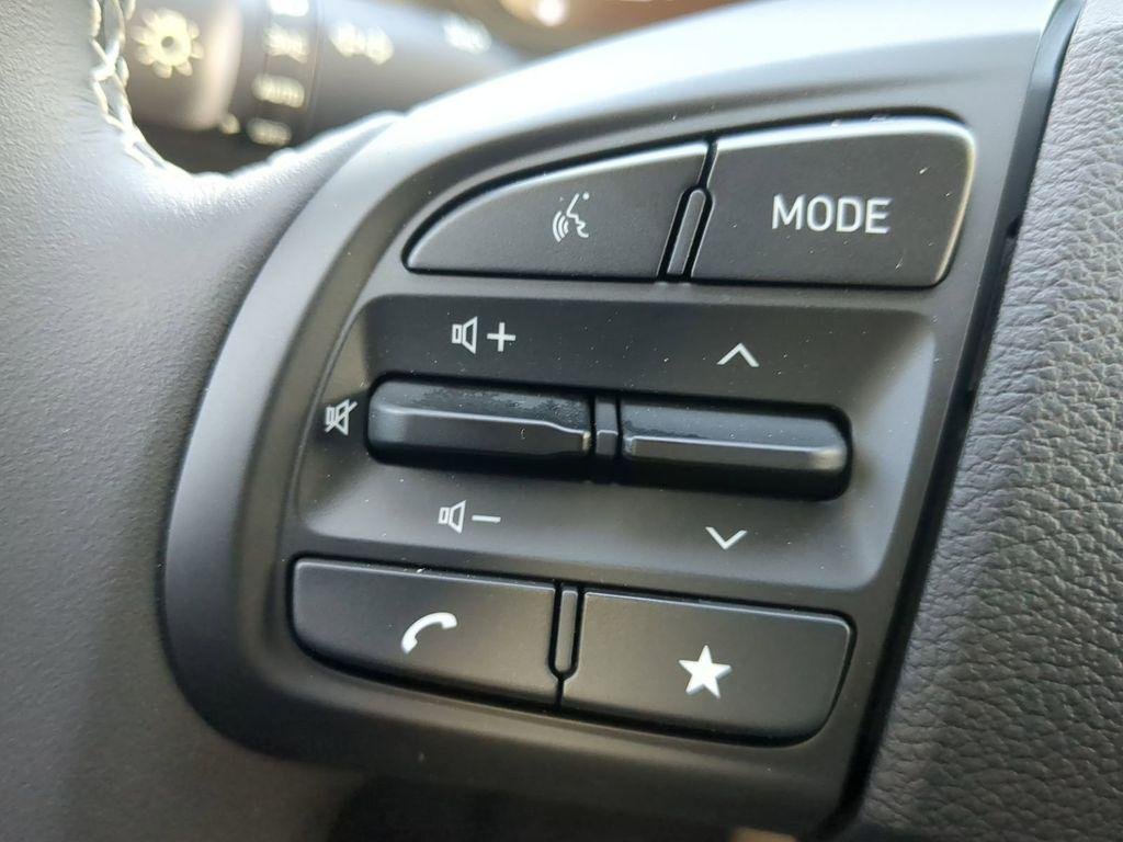 2025 Hyundai Venue Limited - Photo 28