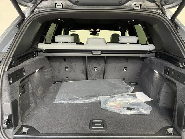 Used 2026 Skyscraper Grey Metallic BMW xDrive40i image 21