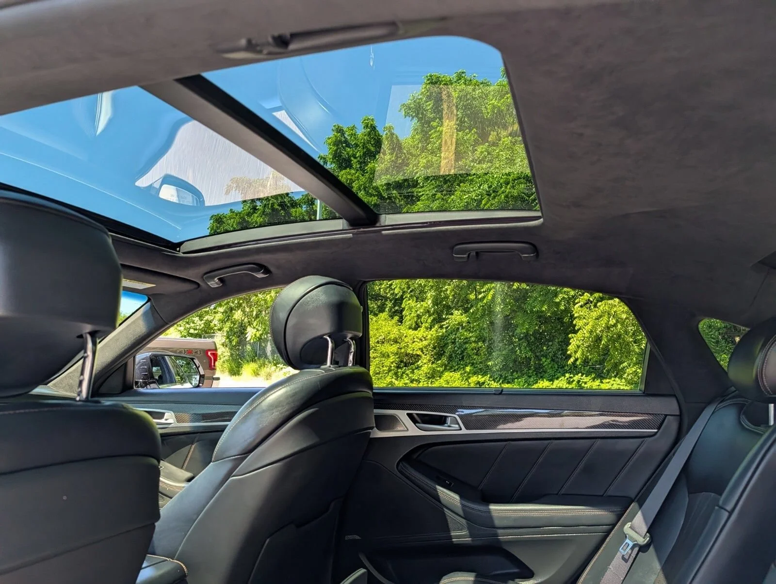 Used 2018 White Genesis 3.3T Sport image 27
