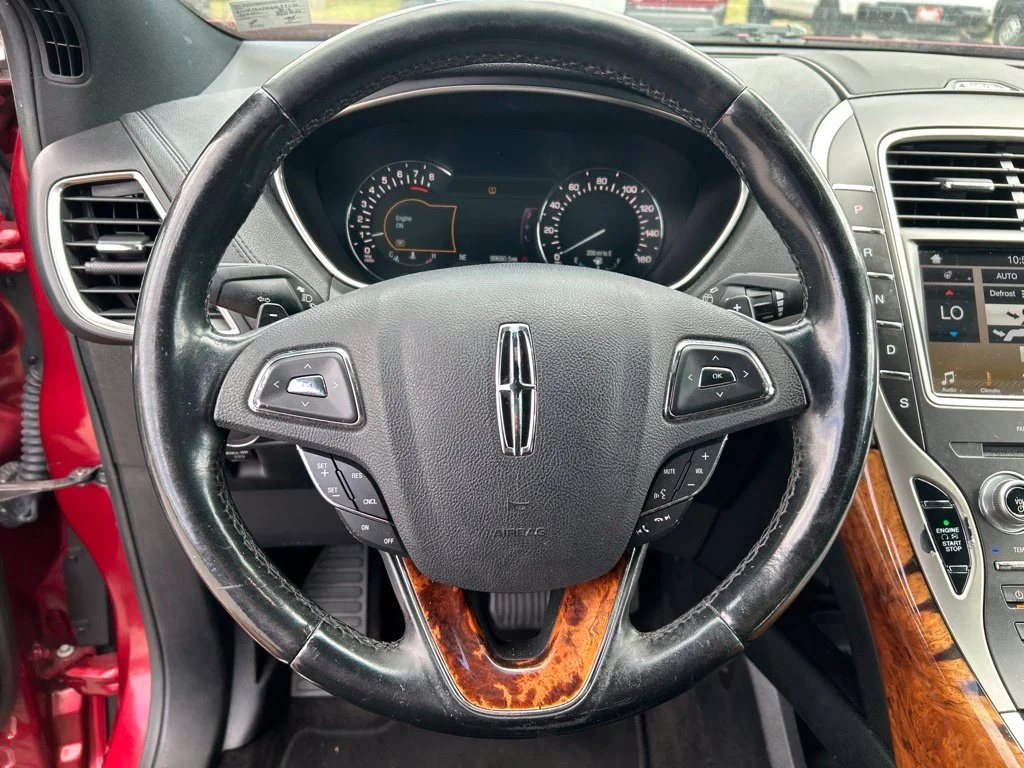 Used 2016 Red Lincoln Select image 17