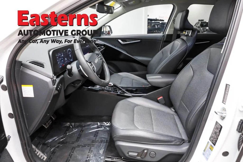 Used 2023 White Kia Wave image 14