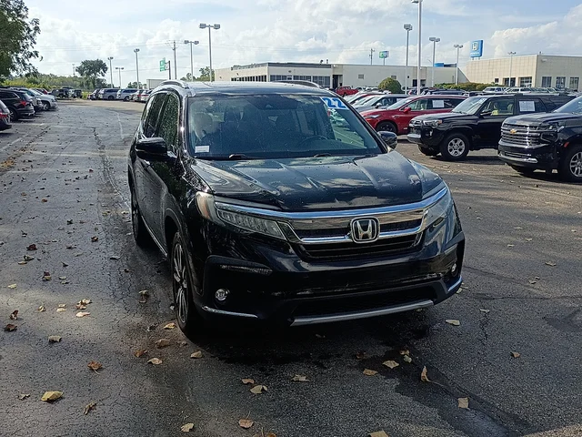 2022 Honda Pilot Touring w/Rear Captain's Chairs