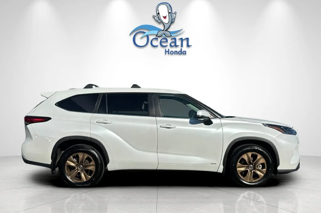 Used 2023 Wind Chill Pearl Toyota Bronze Edition image 3
