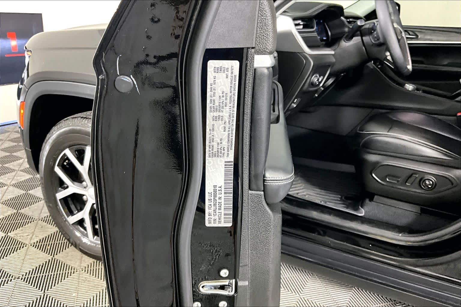 Used 2023 Diamond Black Crystal Pearlcoat Jeep Limited image 33
