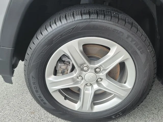 Certified Used 2024 Gray Jeep Latitude image 6