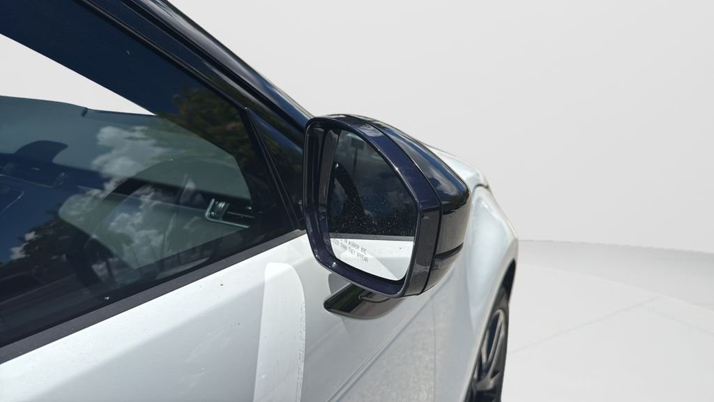 Used 2023  Land Rover R-Dynamic SE image 33