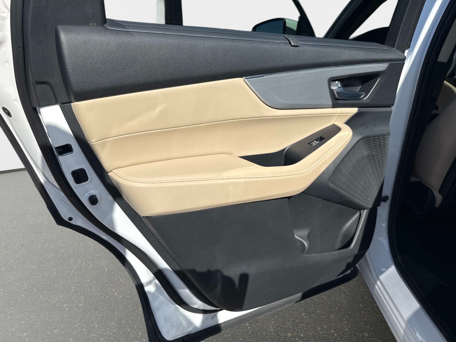 Used 2024 Platinum White Pearl Acura w/Technology Package image 11