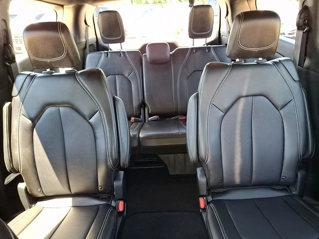 Used 2025 White Chrysler Select image 19