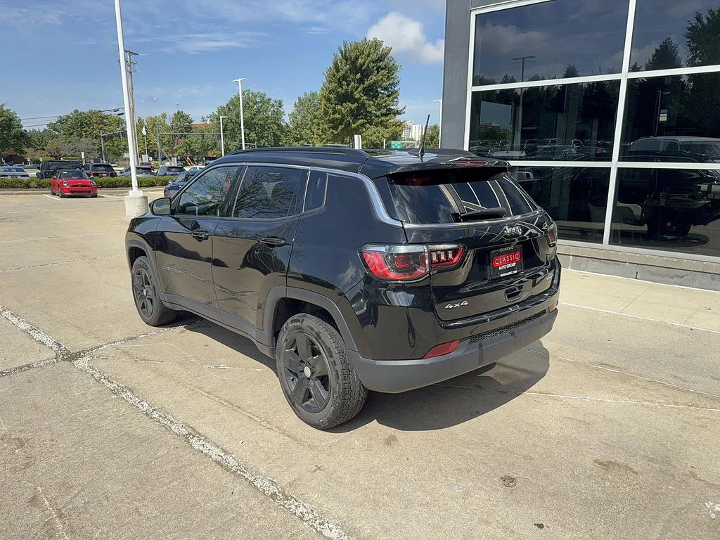 Used 2022 Diamond Black Crystal Pearl Coat Jeep Latitude image 3