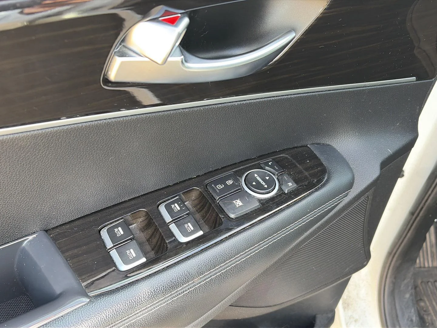 Used 2019 White Kia LX image 19