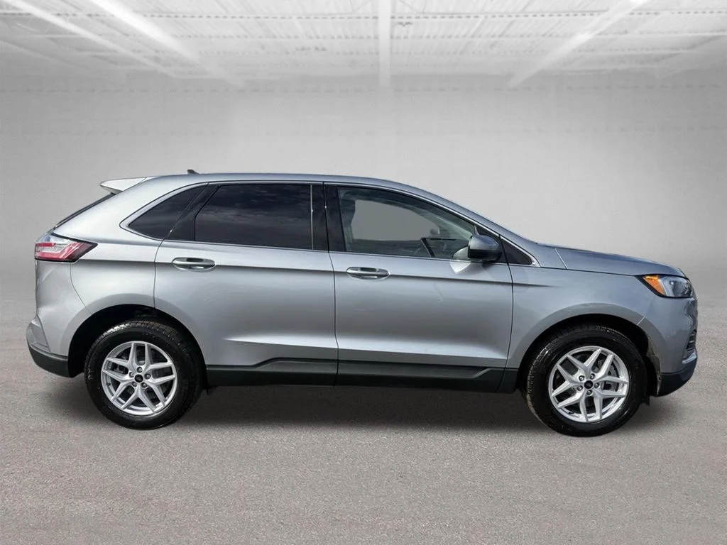 Used 2023 Silver Ford SEL image 3
