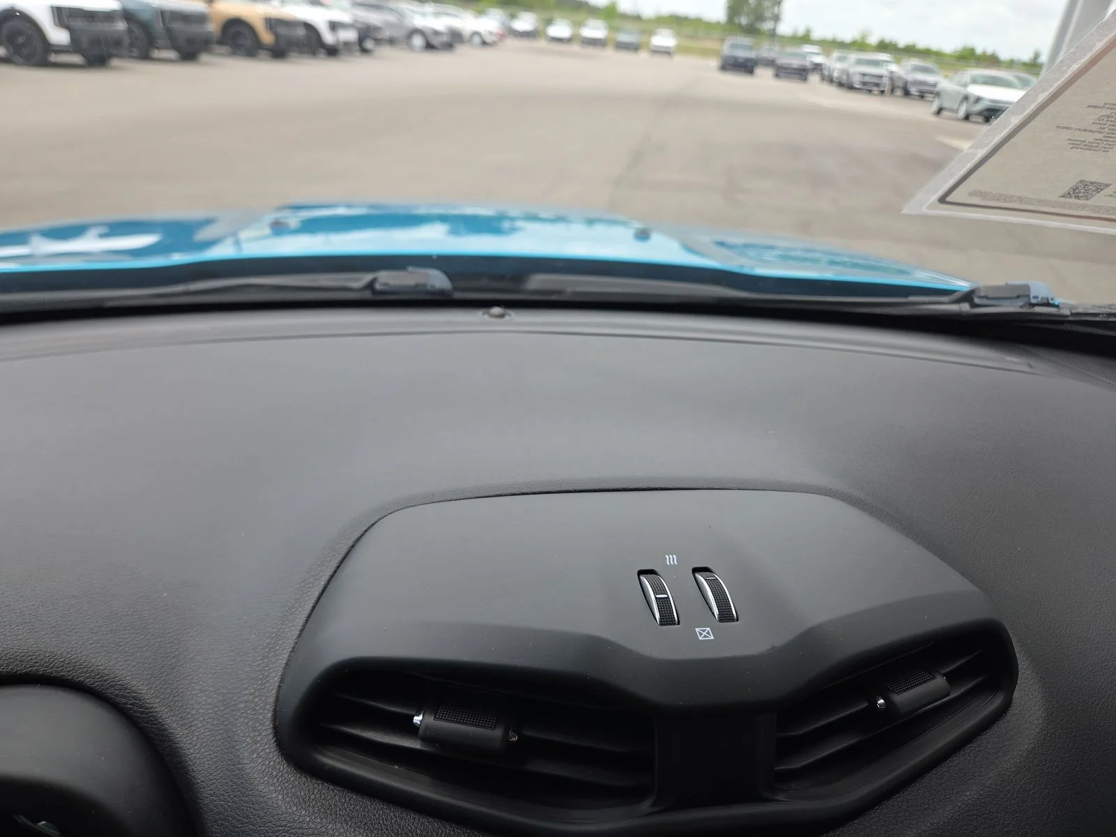 Used 2021 Bikini Metallic Clearcoat Jeep Latitude image 19