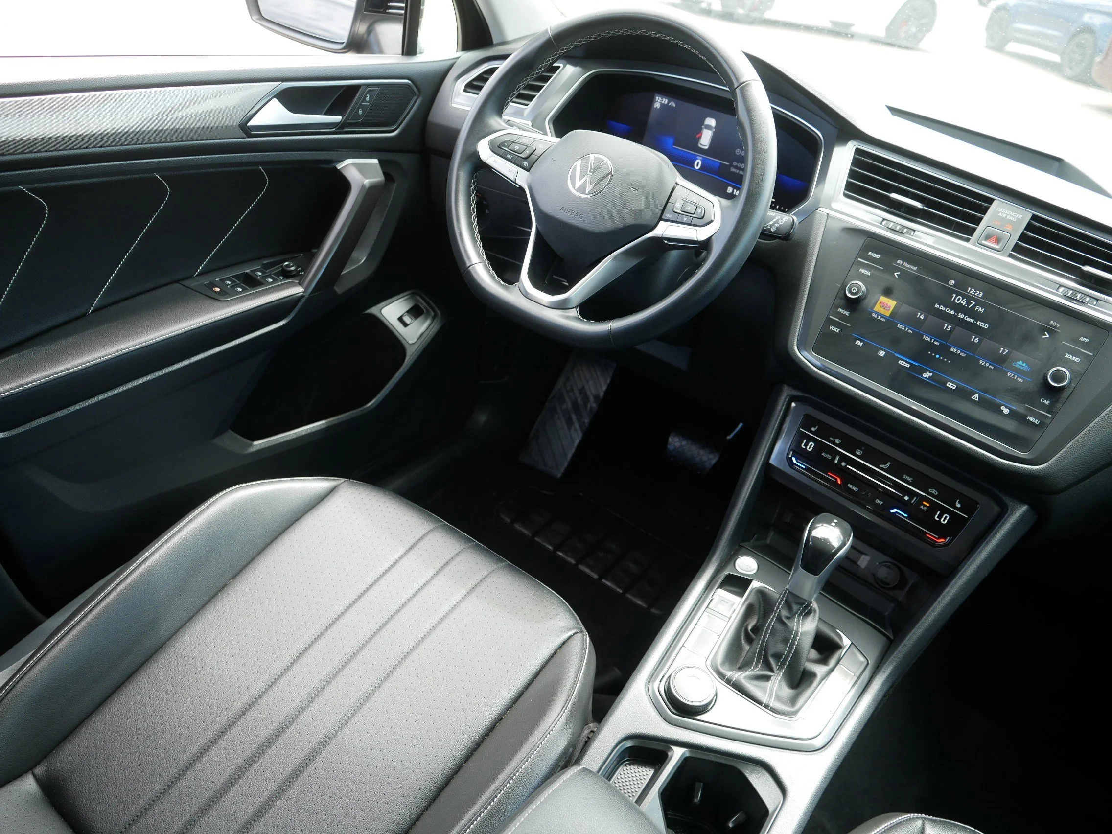 Used 2022 Deep Black Pearl Volkswagen SE image 9