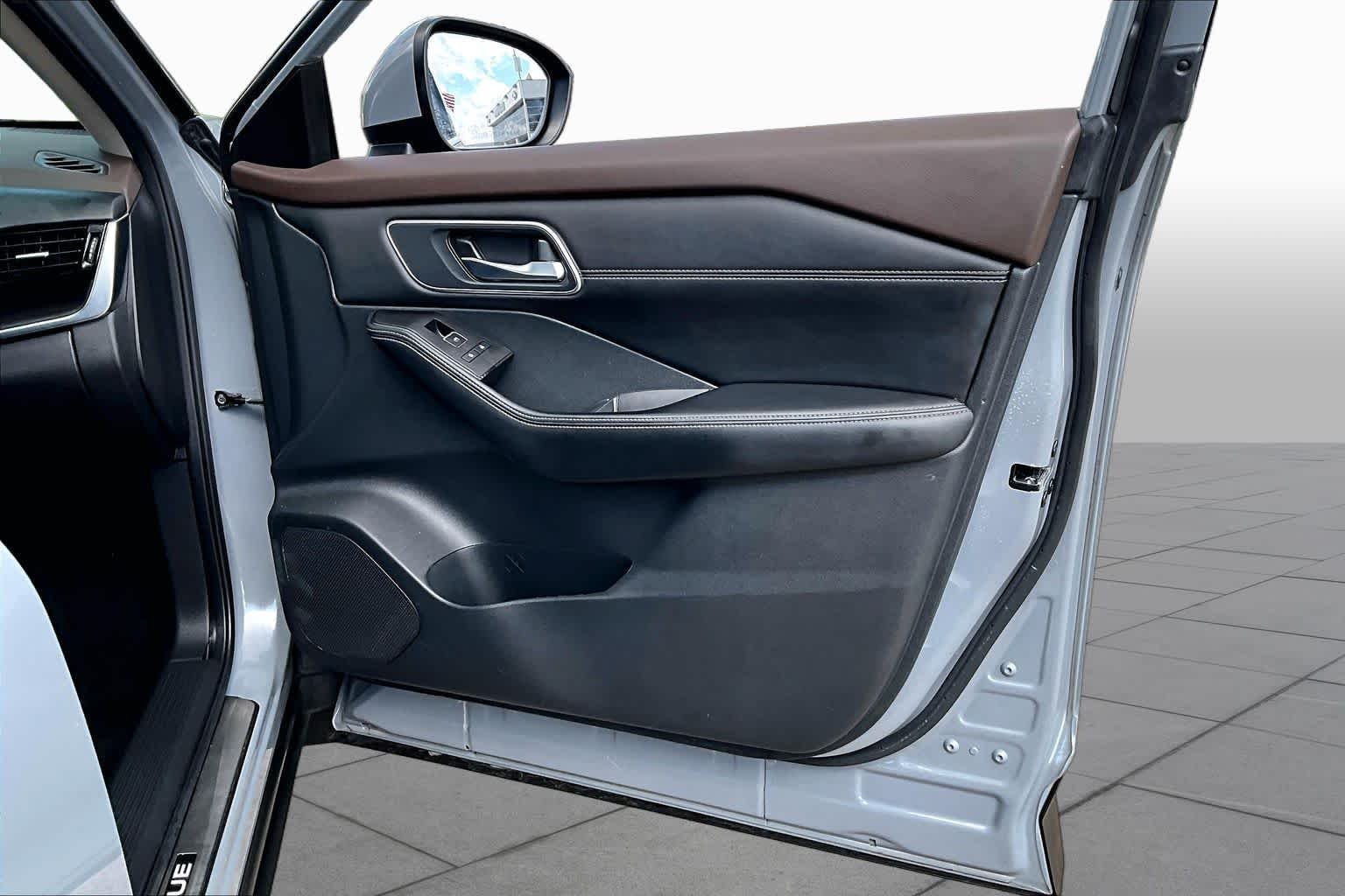 Used 2023 Boulder Gray Pearl Nissan Platinum image 21
