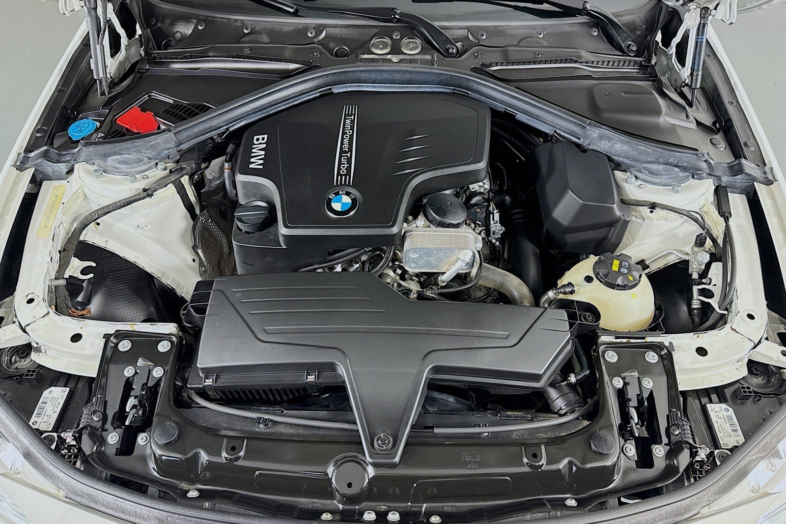 Used 2018 Alpine White BMW 320i image 10
