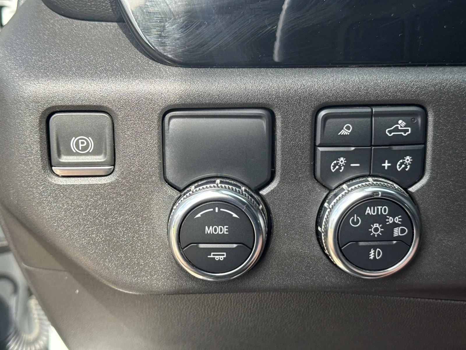 Used 2024 White GMC SLT image 21