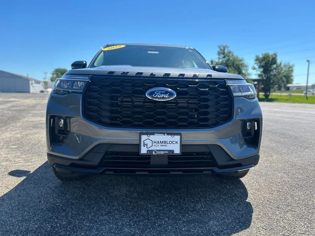 Used 2025 Gray Ford ST-Line image 2
