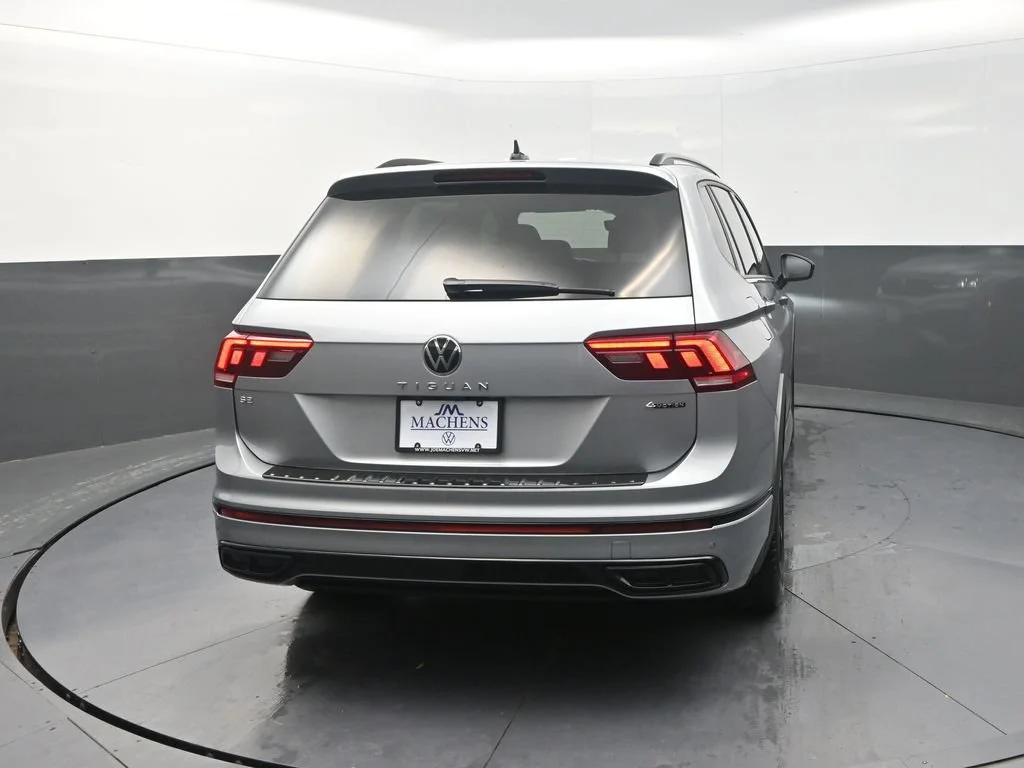 Used 2024  Volkswagen 2.0T SE R-Line Black image 9