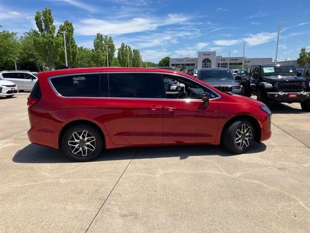 New 2027 Red Hot Pearl-Coat Exterior Paint Chrysler Limited image 4