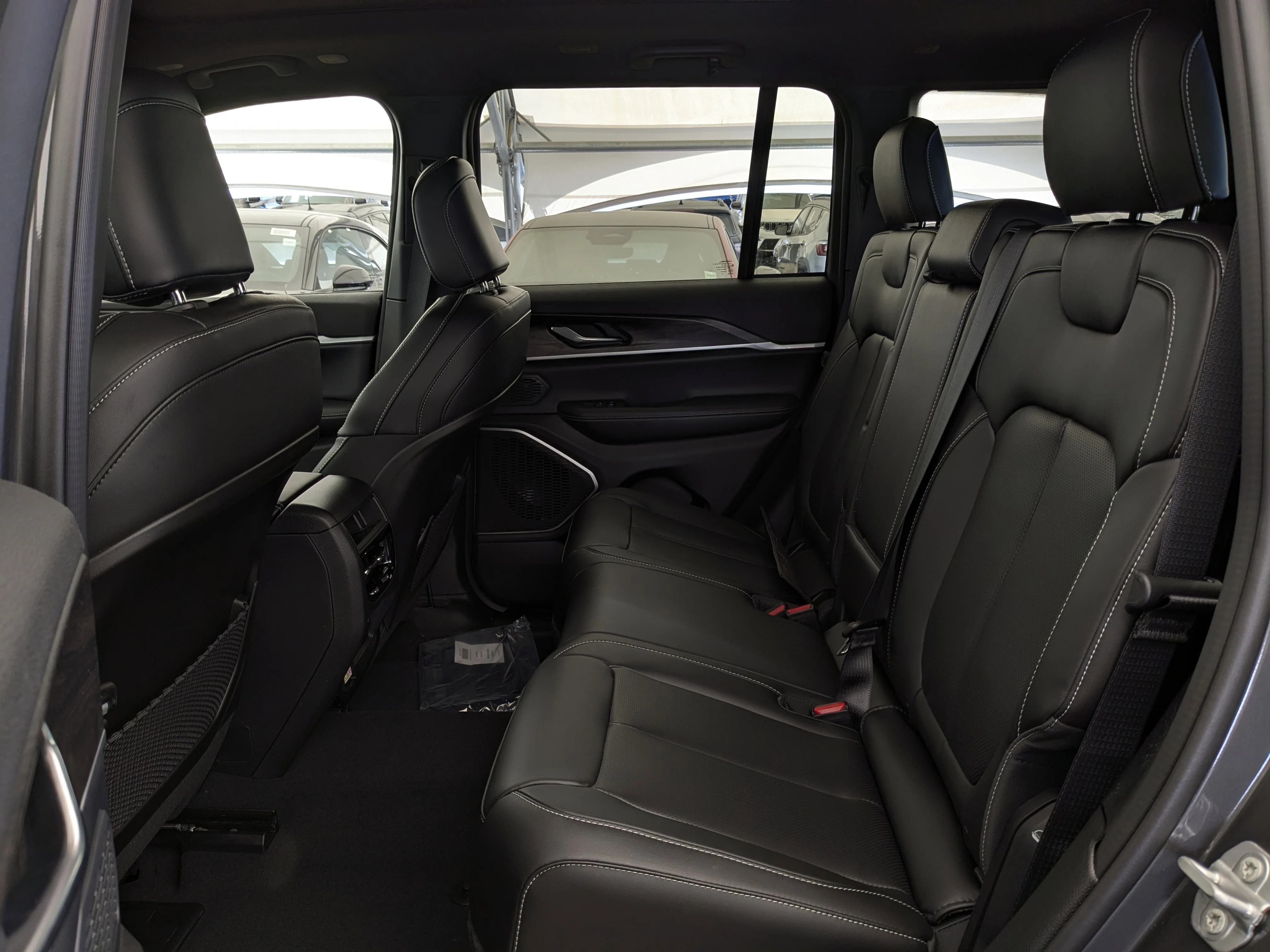 New 2026 Grey Jeep Limited - -Panoramic Sunroof - Limited Altitude Pack - 20 Gloss Black Wheels - Luxury Tch II & More image 27