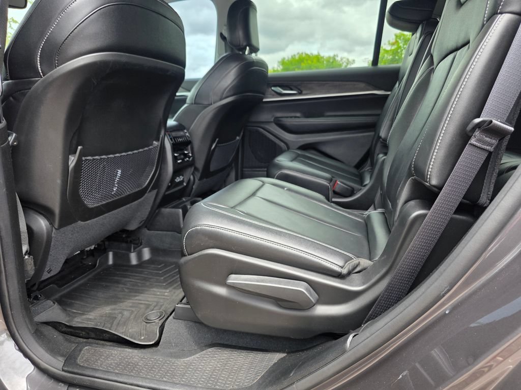 Used 2023  Jeep Limited image 30