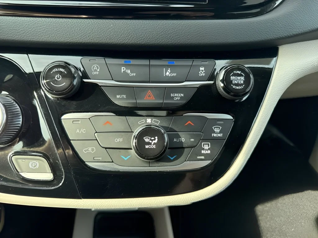 Used 2024 Silver Chrysler Touring L image 22