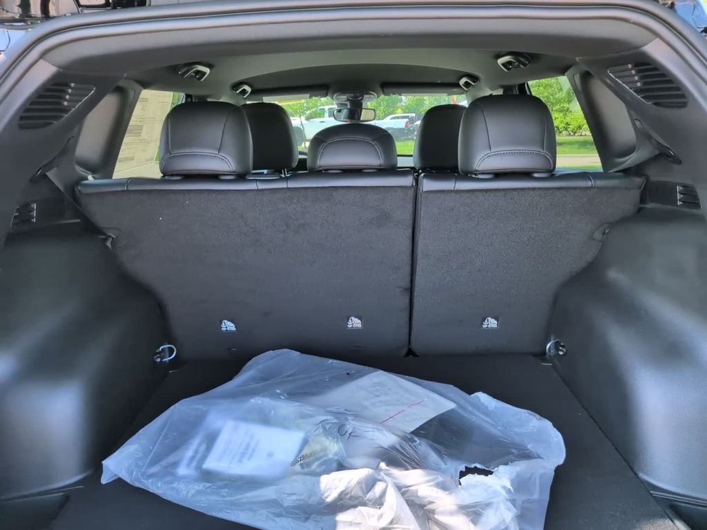 New 2026 Diamond Black Crystal Pearlcoat Jeep Latitude image 10