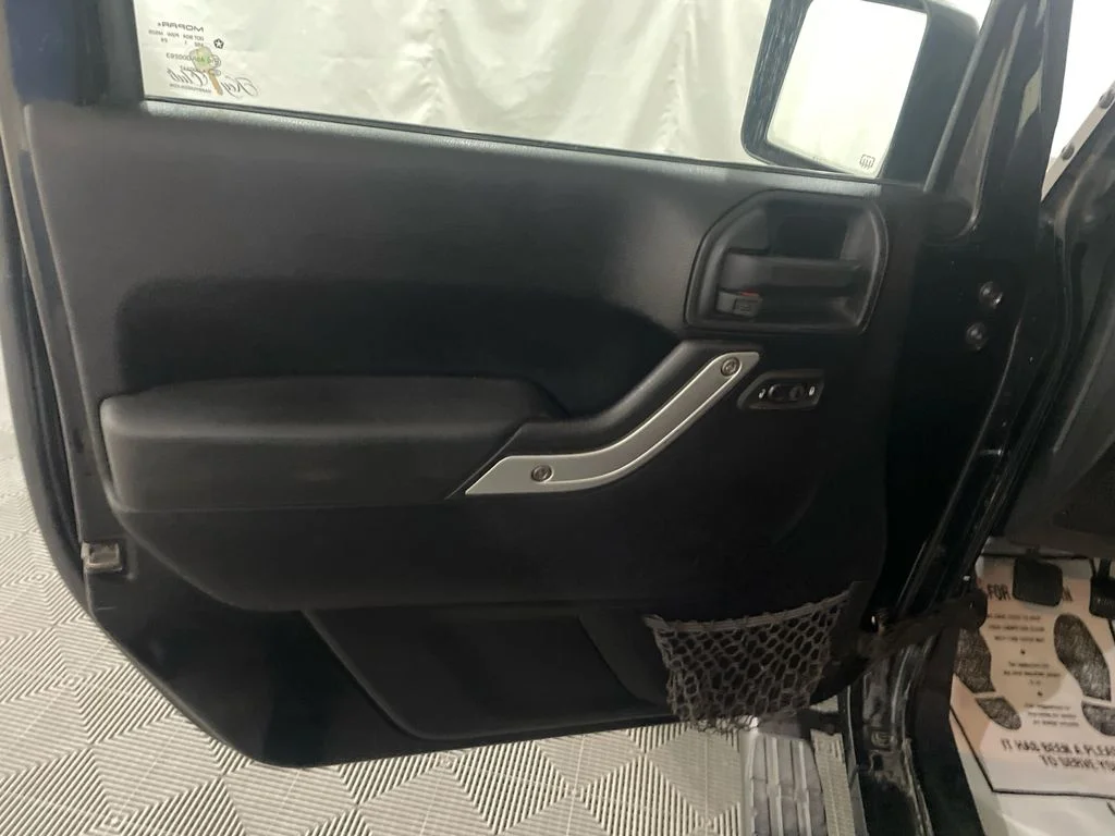 Used 2012  Jeep Rubicon image 11