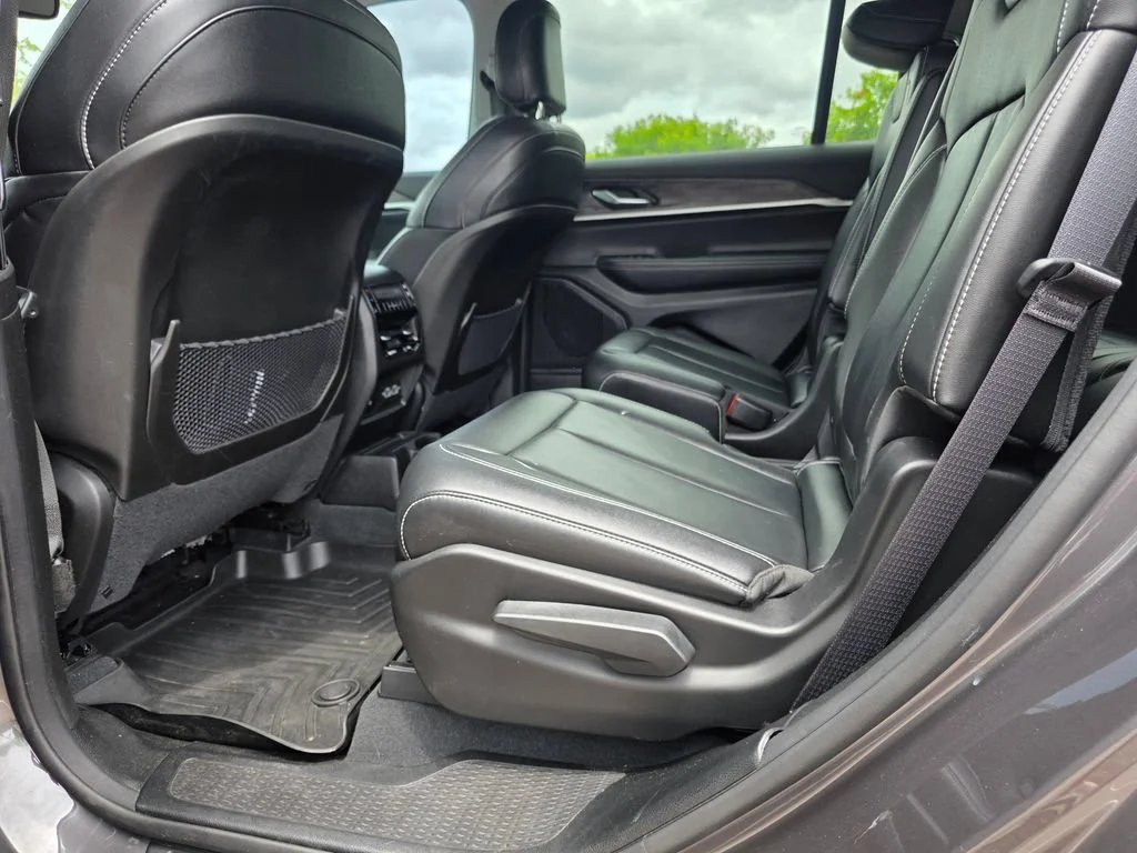 Used 2023  Jeep Limited image 30