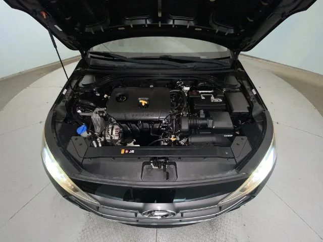 Used 2020 Black Hyundai SE image 24