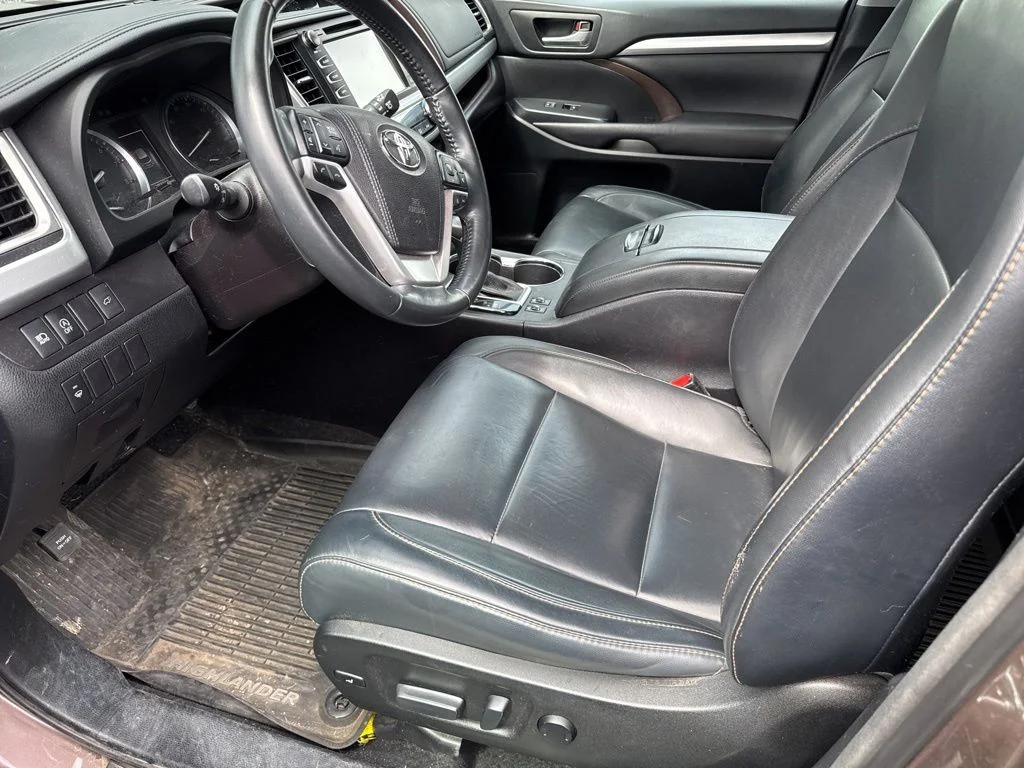 Used 2017 Brown Toyota XLE image 3
