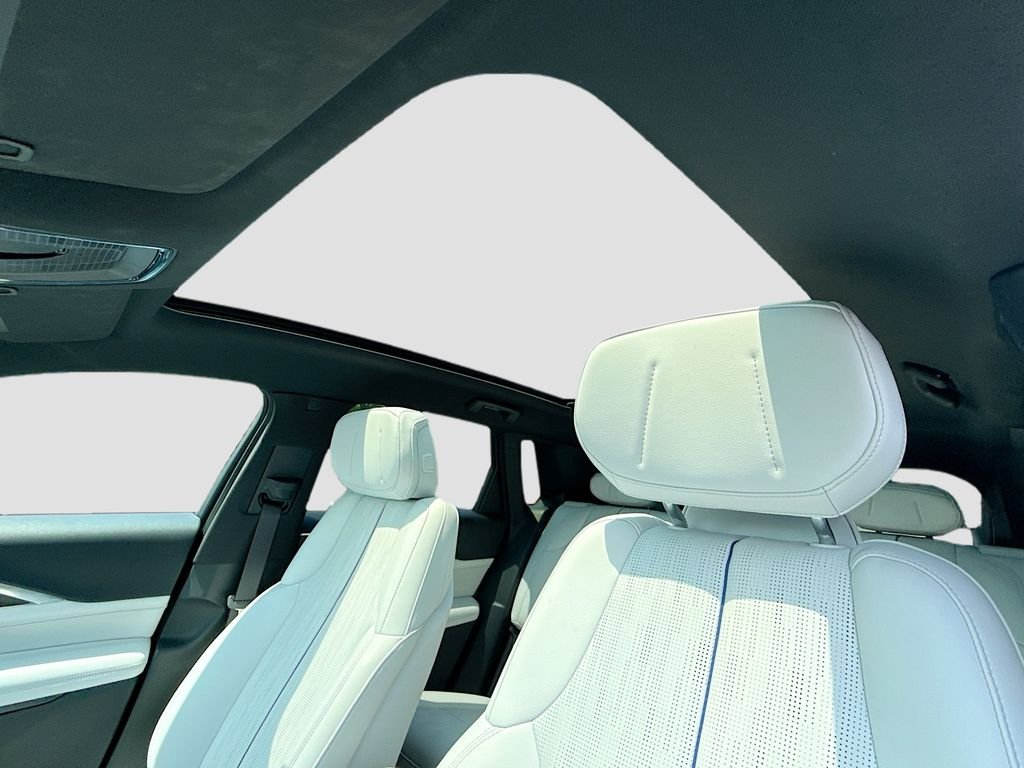 Used 2024 Crystal White Tricoat Cadillac Luxury image 22