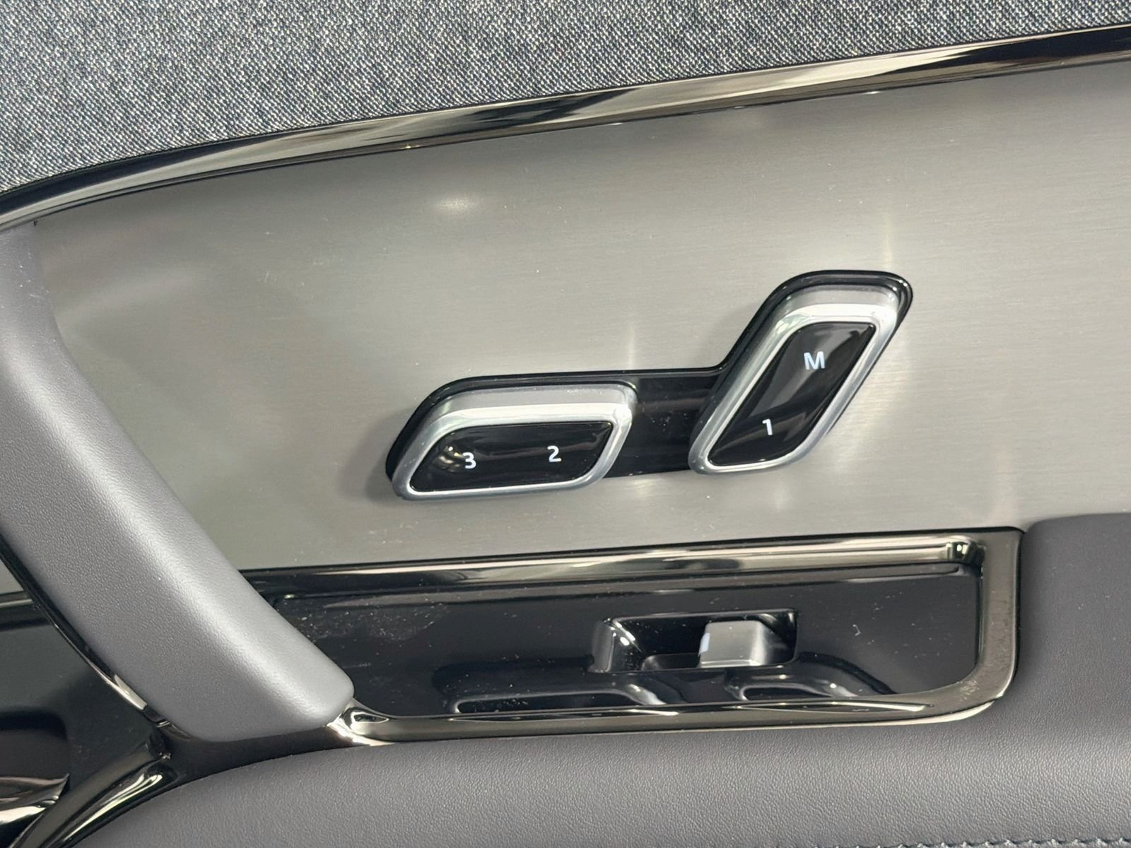 New 2026 Fuji White Land Rover Dynamic SE image 34