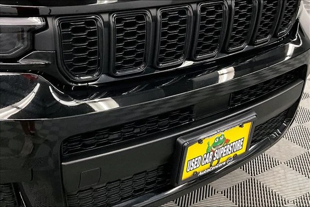 Used 2025 Diamond Black Crystal Pearlcoat Jeep Altitude image 34