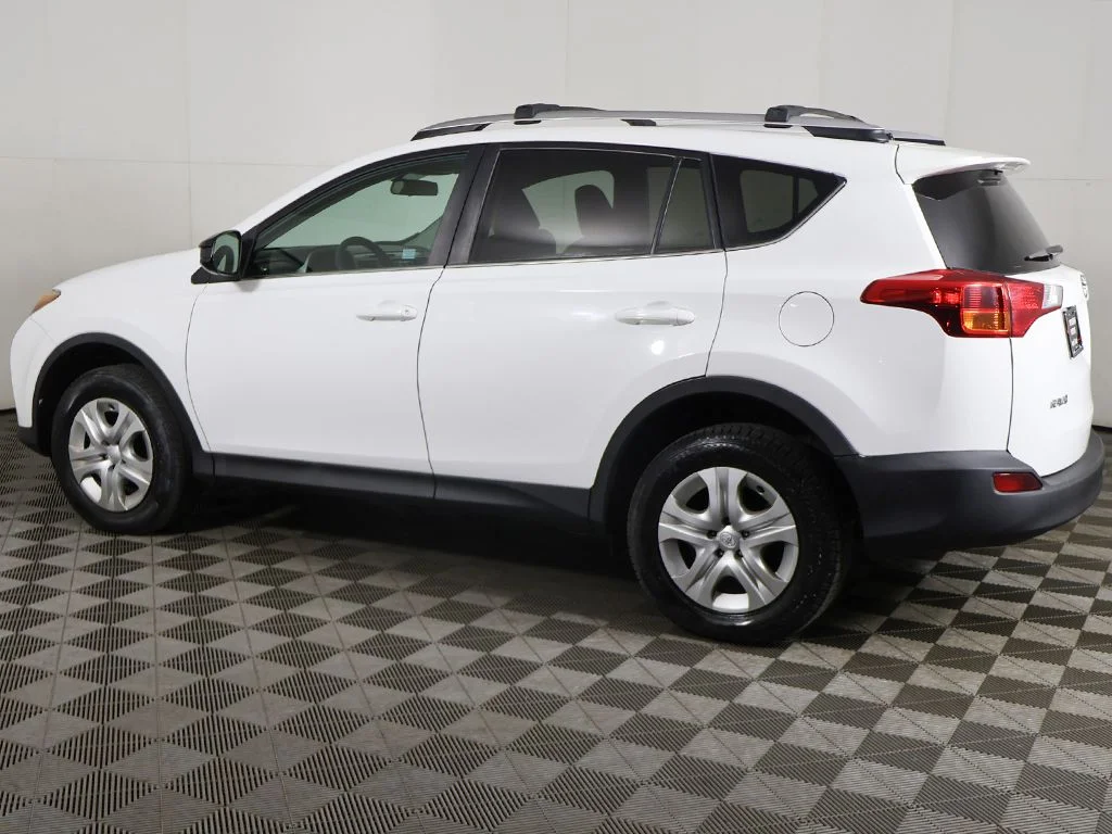 Used 2013 White Toyota LE image 10